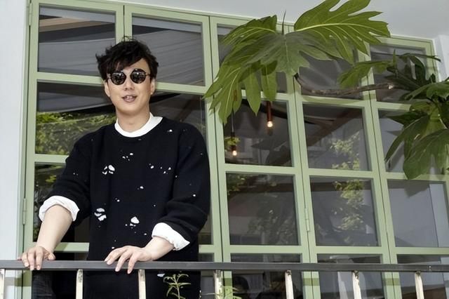 萧煌奇摘墨镜晒近照再澄清,眼睛像戴白色美瞳,呼吁:请保持善良