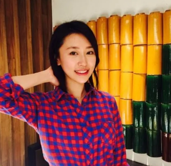 新闻联播首位90后主播一炮走红，生活照曝光颜值高，神似欧阳夏丹