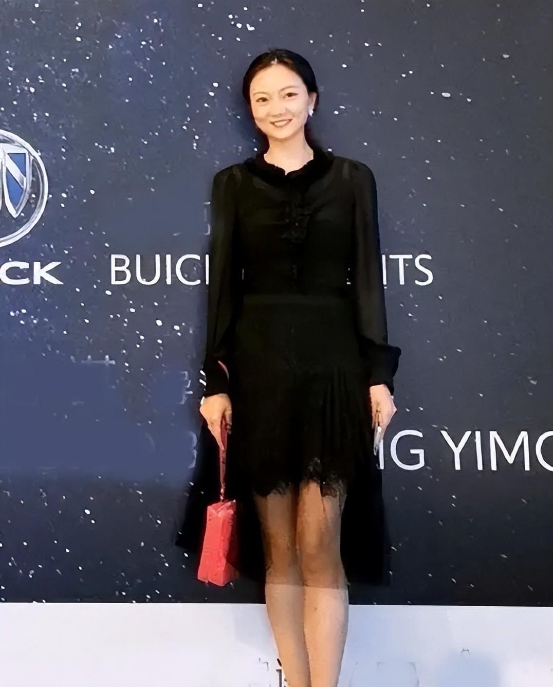 73岁张艺谋离婚风波后续！小31岁娇妻退网8个月，夫妻久未秀恩爱