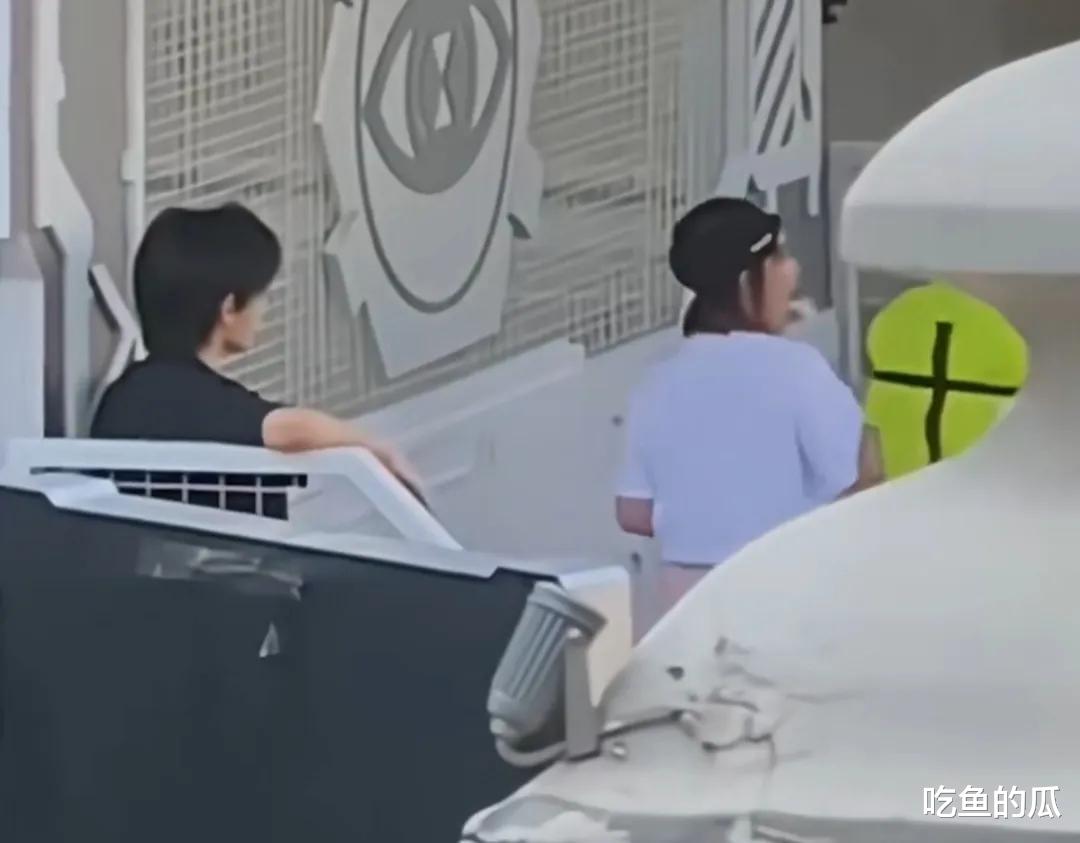 谢依霖喂宋亚轩吃糖,举动更是一言难尽,姐弟间边界感引热议