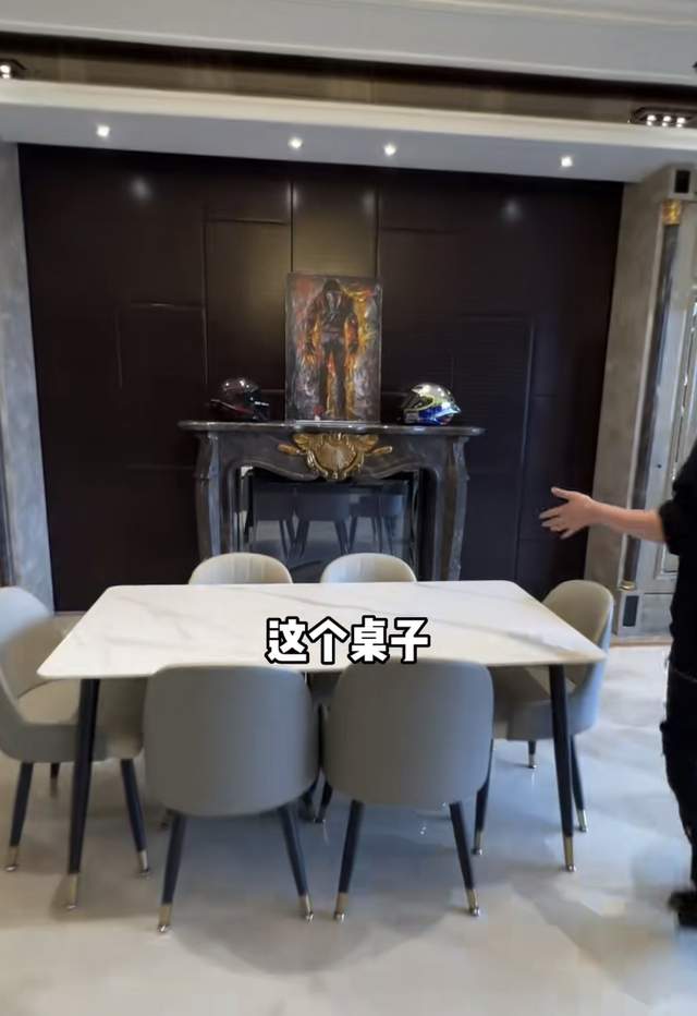 白冰|网红白冰买顶奢豪宅!超五百平恐上亿,自嘲家徒四壁配800元餐桌