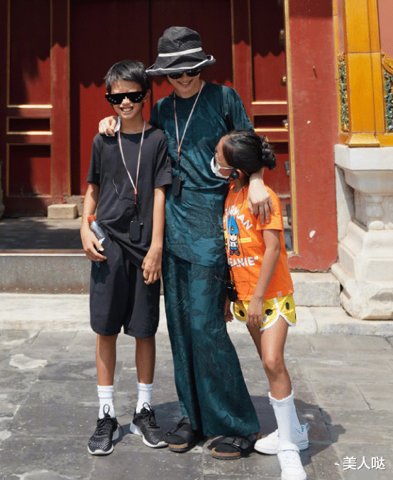 孙俪|孙俪携娃游故宫!一袭印花套装华丽霸气似娘娘回宫,10岁等等身高串太快