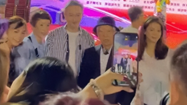 有一种“反噬”叫张智霖，52岁头发花白老人斑明显，善恶报应已到