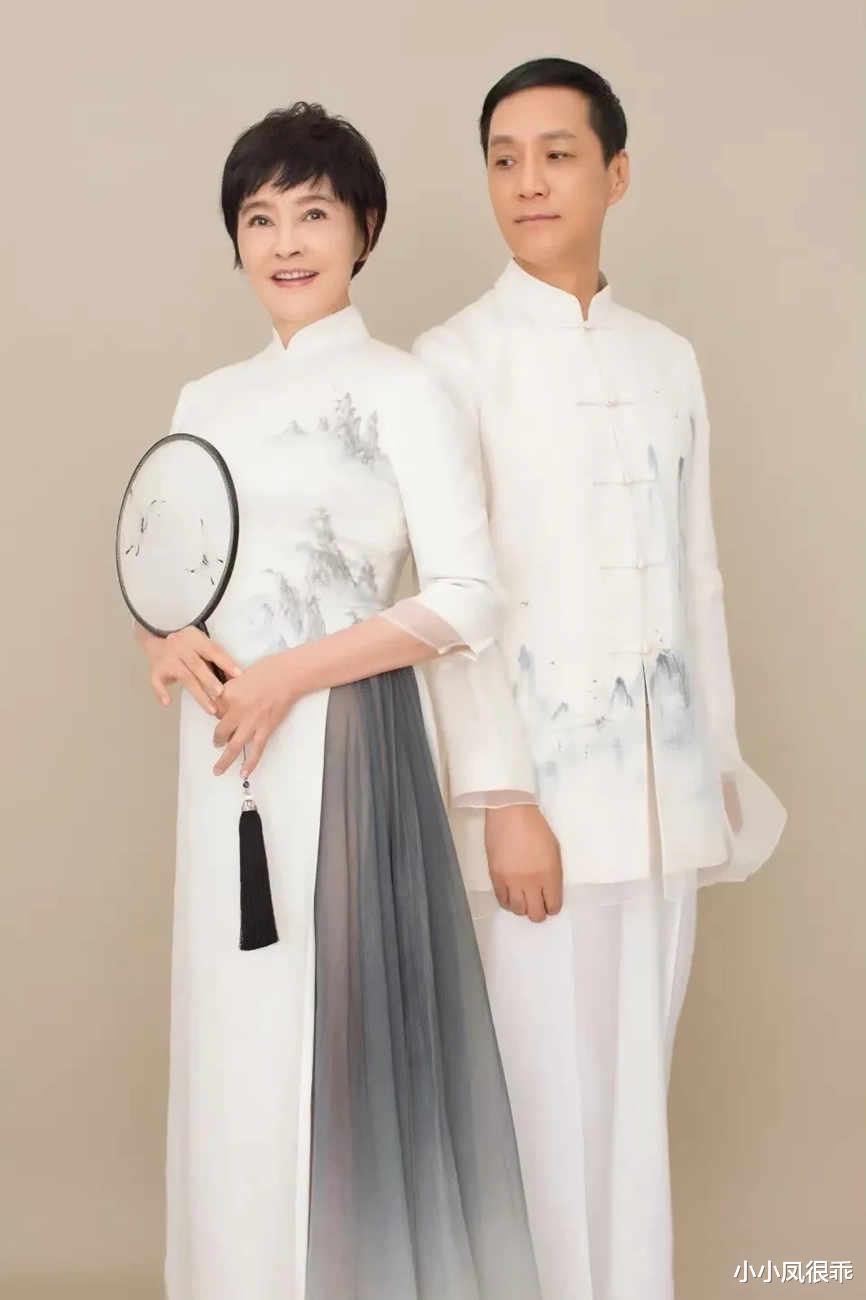 梁丹妮疯狂扮嫩却翻车!穿粉裙和小8岁老公走红毯,母子感太明显