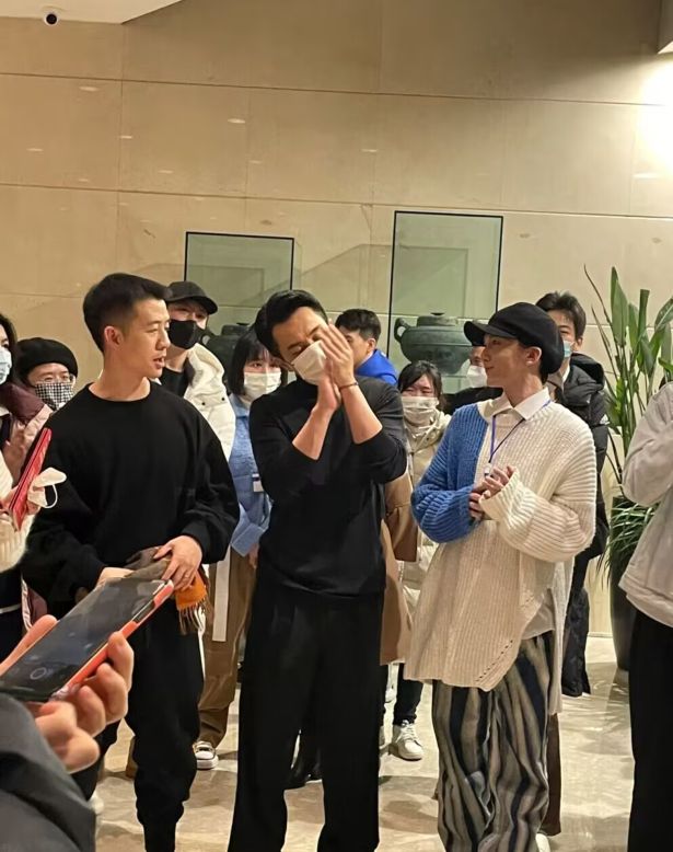 刘恺威|刘恺威话剧举办庆功宴，48岁颜值被赞帅气，对待粉丝无明星架子