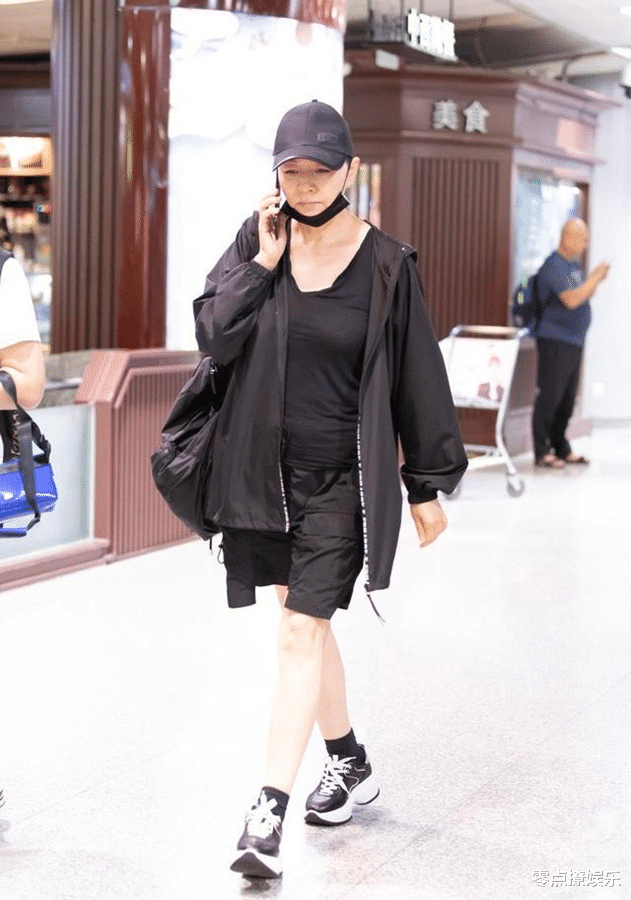 宋丹丹被低估了！63岁穿芭比粉西装摩登减龄，梳油头戴墨镜超霸气