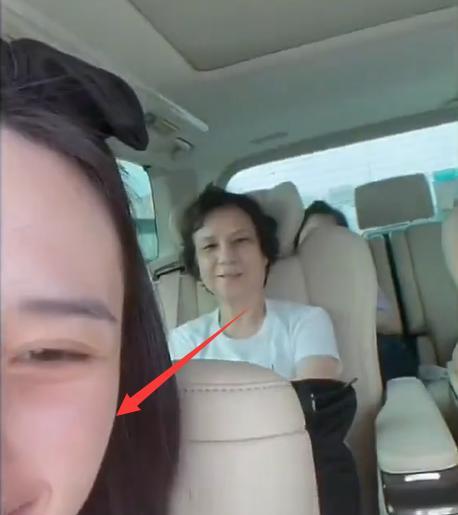 何超莲|何超莲一家疑似度完蜜月回国,窦骁空腹开车,丈母娘恢复朴素装扮