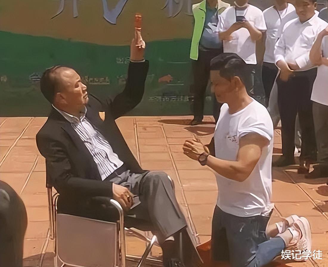 接地气还是博眼球?万梓良一家三口现身平价饭店,举止轻狂引热议