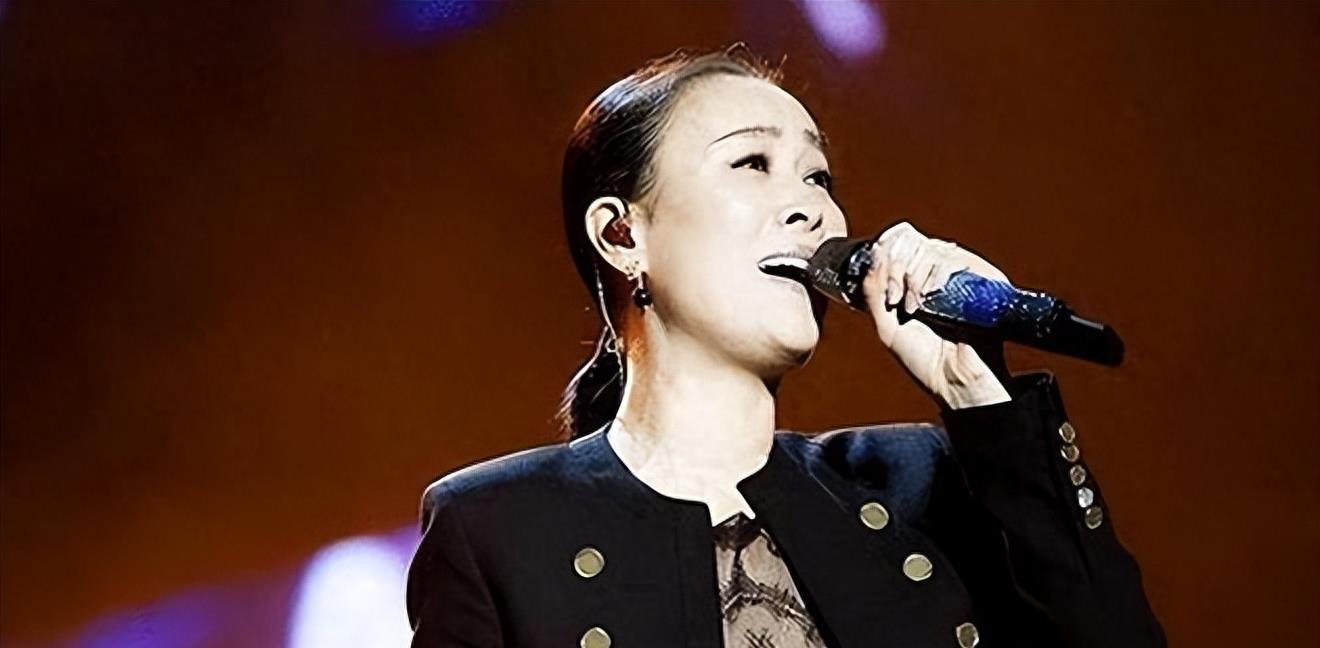 那英私人聚会曝光,手夹香烟稳坐C位,一旁的杨坤身边美女环绕抢镜