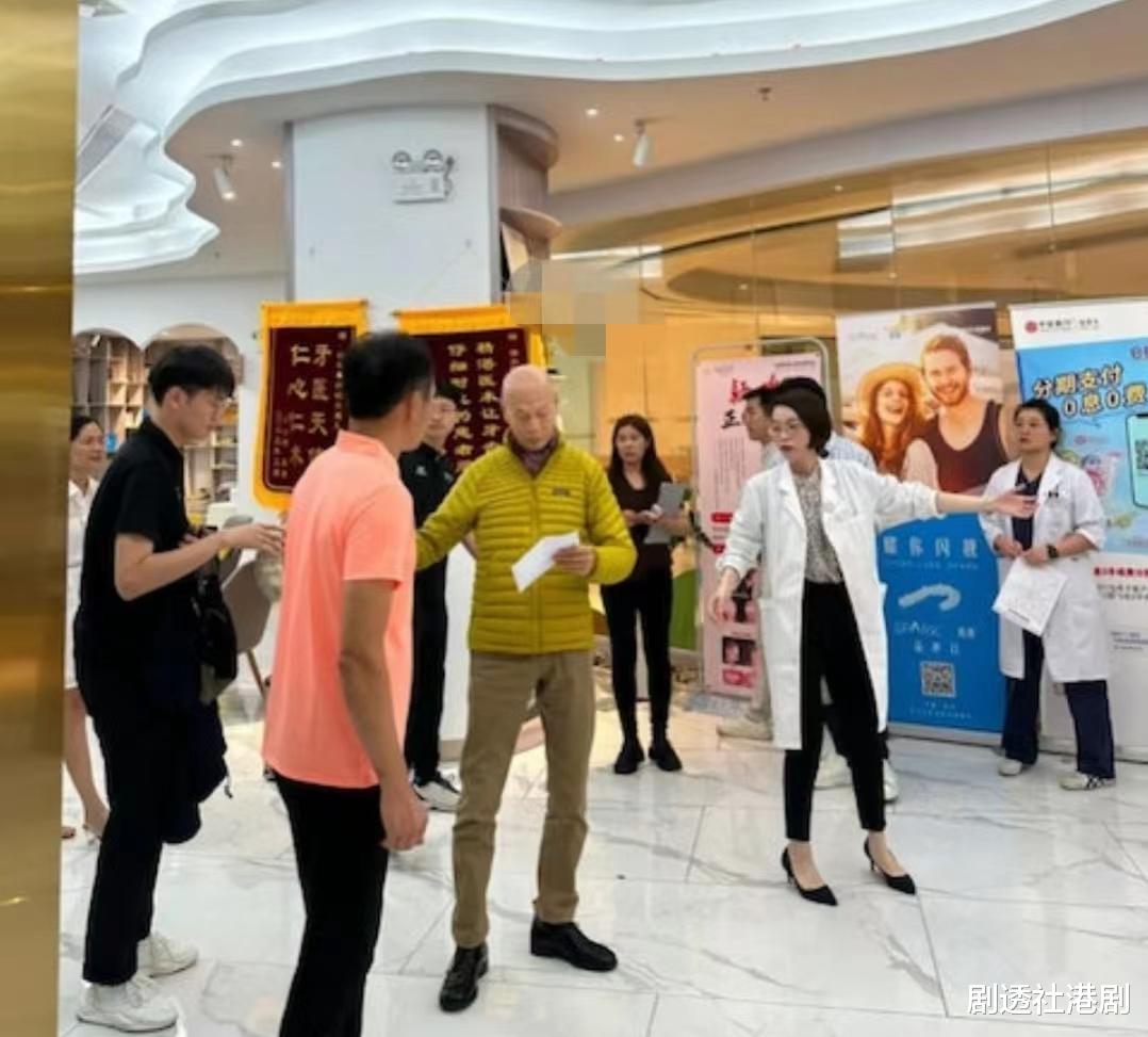 自称怪人!知名港星盛夏穿外套加围巾,现身国外街头与旁人反差大