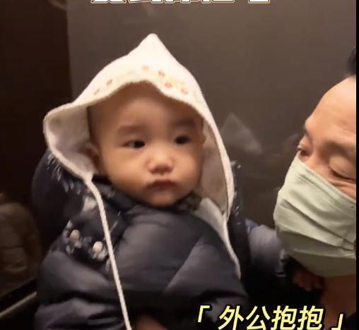 海哈金喜|李亚鹏小女儿手部长期脱皮，姥爷带着去医院看病，海哈金喜很担忧