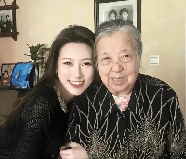 舅舅是陈佩斯外公是影帝,爸爸是国家1级演员,她拒进圈甘当网红