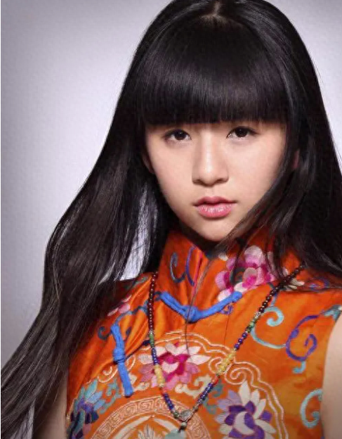 有种“整容”叫小彩旗长大，早恋、拔丝吻、浓妆艳抹的她像换个人