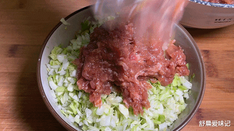 医生|用半个圆白菜和5块钱肉馅制作馅料，爽口不油腻，想吃饺子随时包