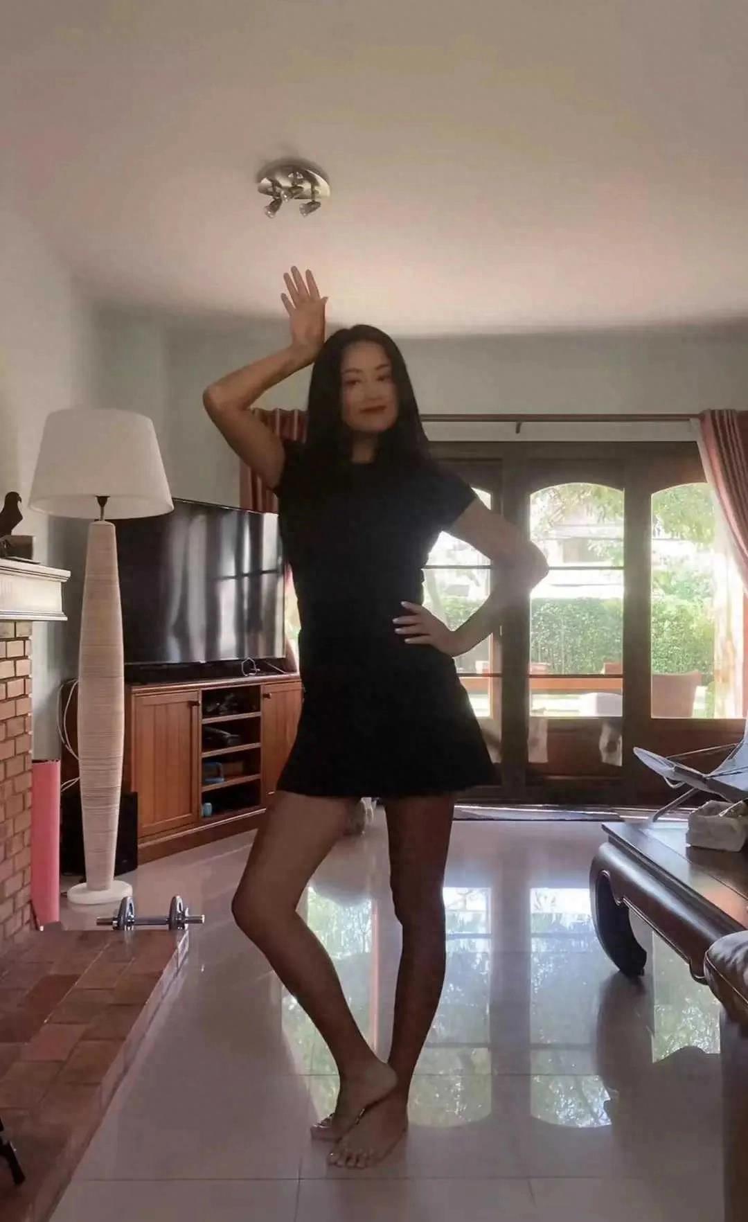 戴军和瞿颖长居泰国,穿百元衣肌肉明显,网友怀疑他们在当地开餐厅住豪宅