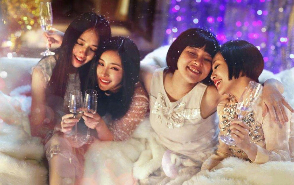 谢依霖曝“时代姐妹花”仍有联络，四人聊天群名曝光，夸杨幂面冷心善