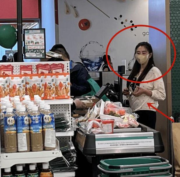 王祖贤现身南京街头，56岁身材高挑头发浓密，一身穿搭将近3万