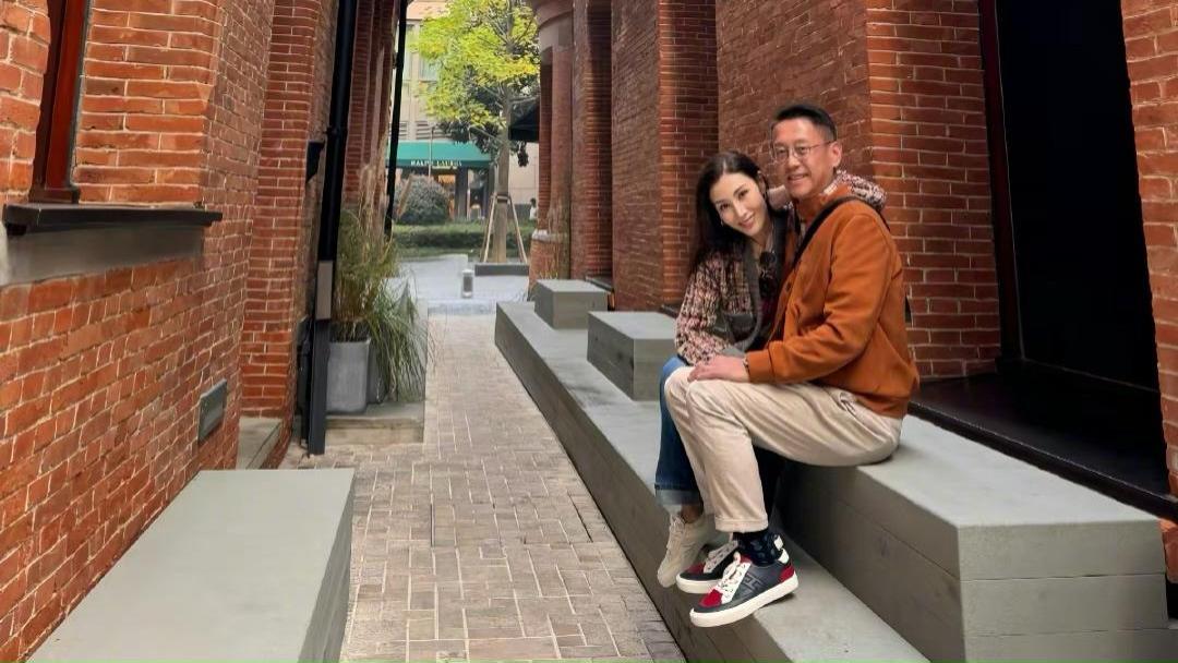 李嘉欣晒照庆祝结婚15周年，与许晋亨街头高调撒糖，53岁近状超好