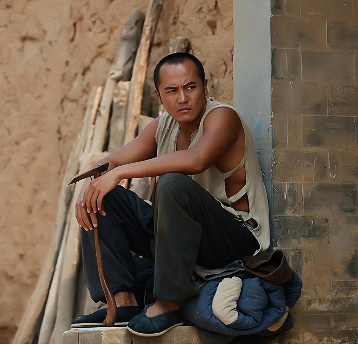 他是张嘉译的亲表弟,被表哥用11部戏带红,如今登上央视走红扩大