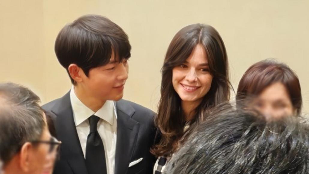 宋仲基带妻子凯蒂参加妹妹婚礼，产后4个月的凯蒂身材恢复苗条