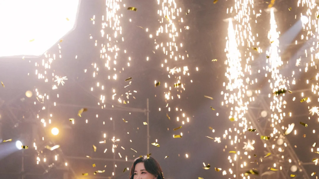 贾玲瘦身后惊艳亮相，大波浪卷发+露肩黄色开叉礼服，美出新高度