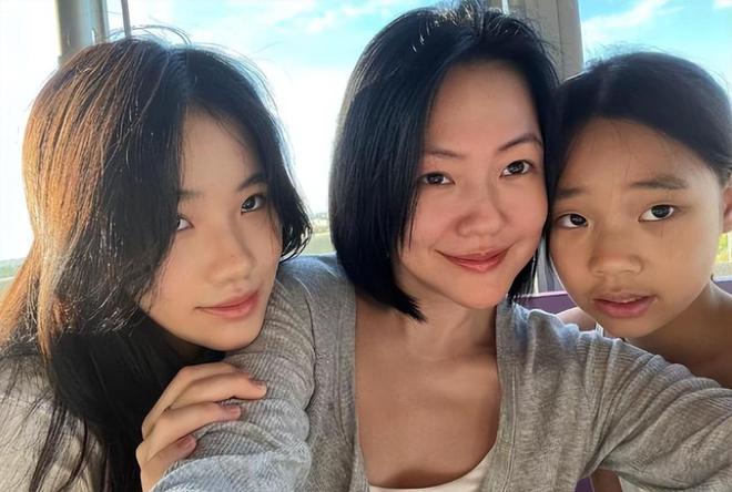 小S带家人海边度假！母女3人年轻漂亮似姐妹花，一家4口其乐融融