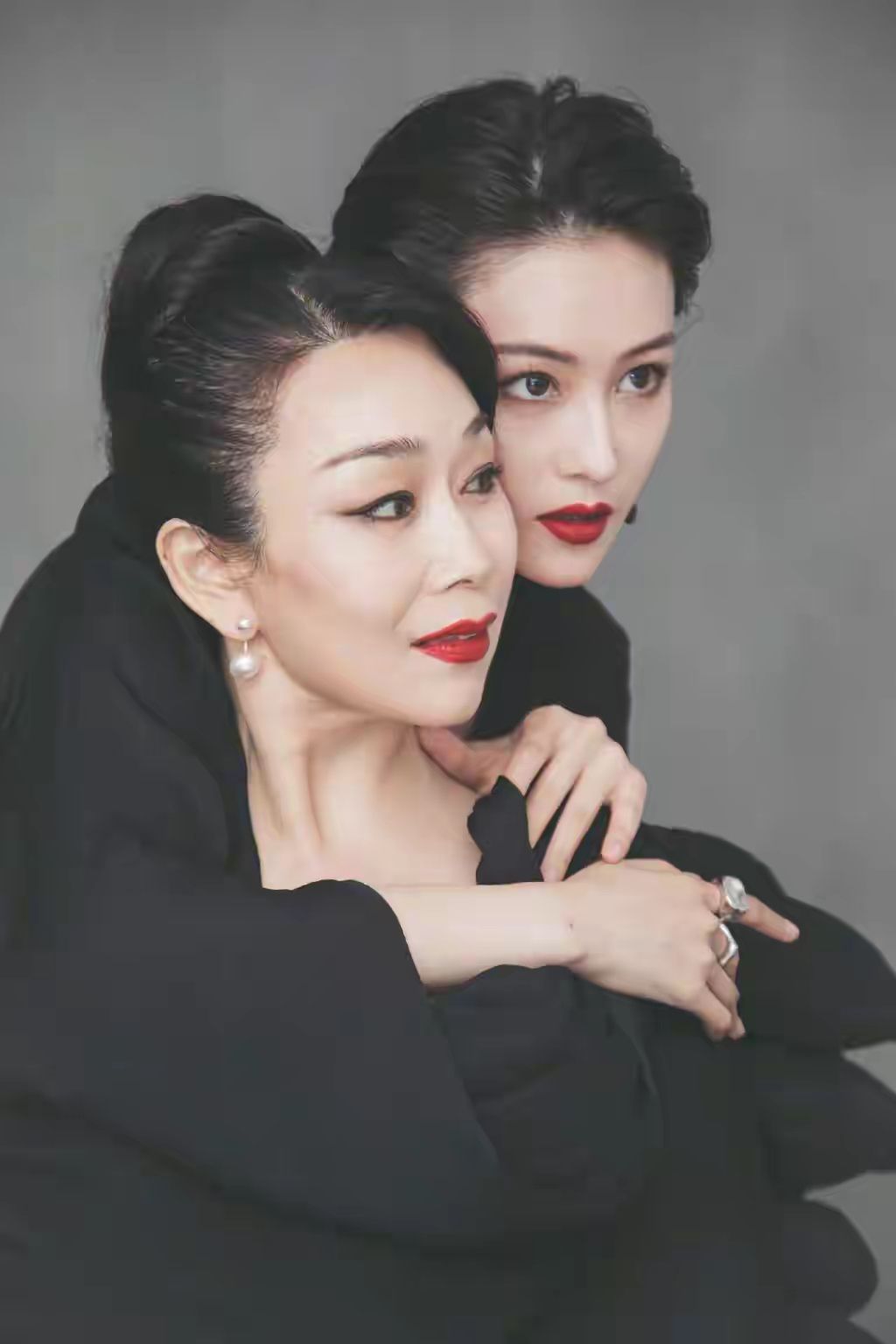 张馨予 张馨予母女合拍大片，妈妈扎高马尾又美又飒，身材和女儿有一拼