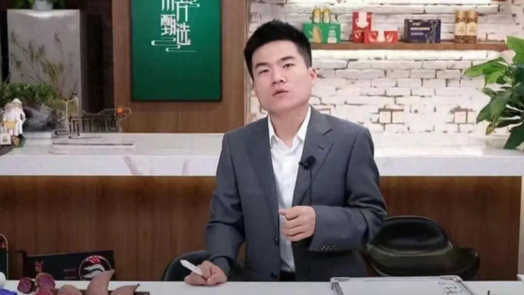 董宇辉否认加入了京东，一句话透露已经离职，罗永浩小杨哥公开邀入职