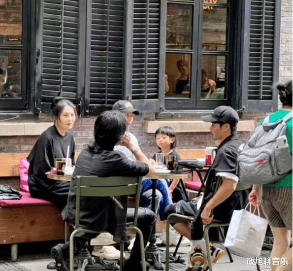张晋带儿子与张淇聚餐，3岁张乐儿造型帅气，表情无奈好呆萌