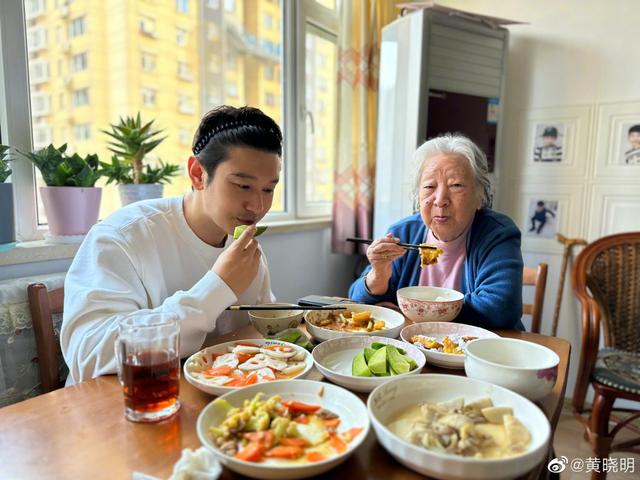 黄晓明|祖孙三代同框!黄晓明晒回姥姥家拜年照,45岁和姥姥贴脸撒娇