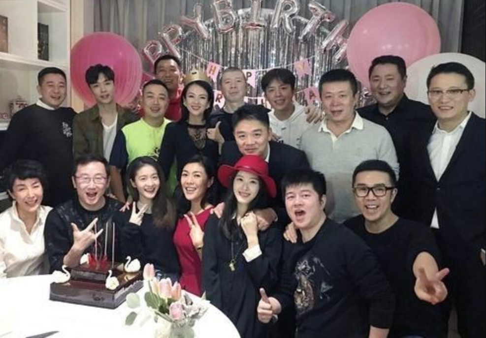 章泽天|章泽天生二胎首露面,与章子怡同框美貌不输,戴昂贵珠宝婚戒抢镜