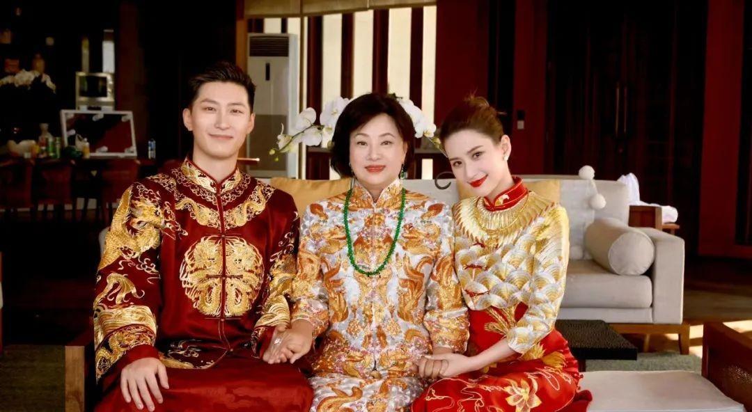 化妆|赌王三太和霍启刚同框,70岁皮肤紧致惹人慕,钻戒手镯豪气吸睛