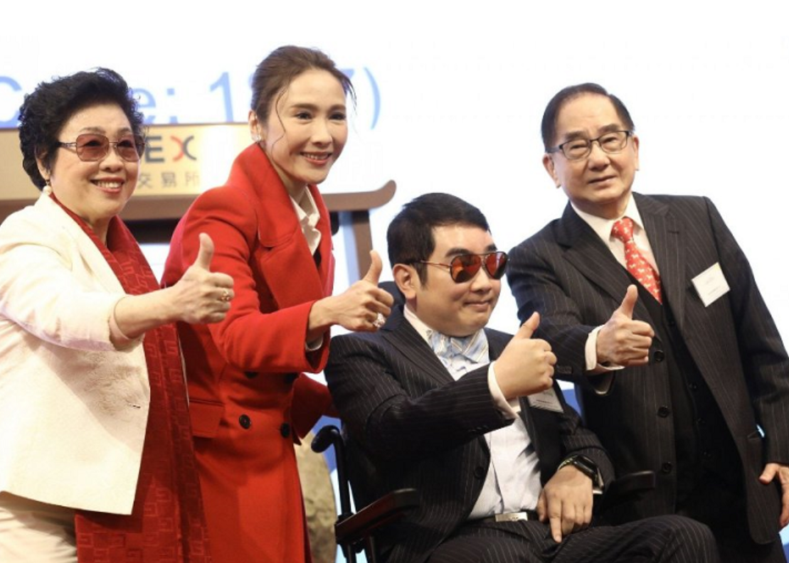 52岁黎姿晒原生家庭全家福！其弟弟一度成为植物人，花11年站起来