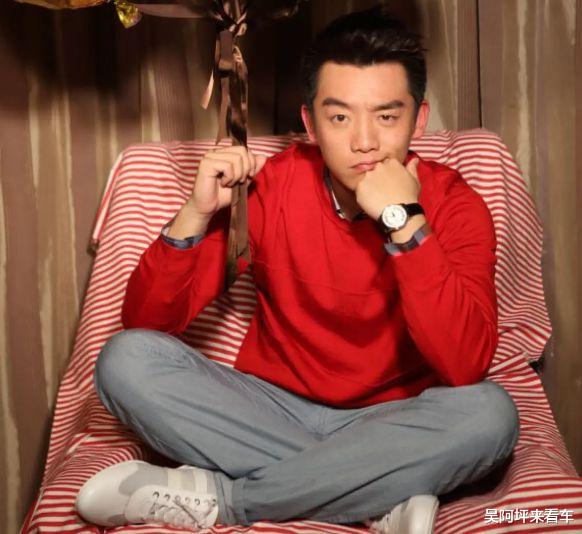 爱情风波再起!郑恺深夜聚会揽苏芒入怀穿情侣装,婚变传闻升级!