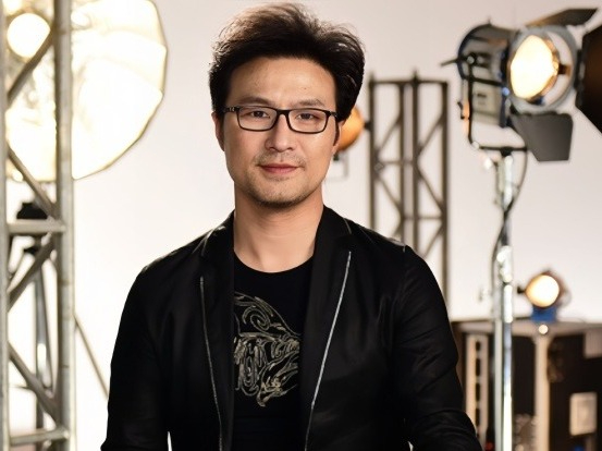 汪峰展开新恋情,与四婚网红陈露手牵手逛街,离婚两个月大胆示爱