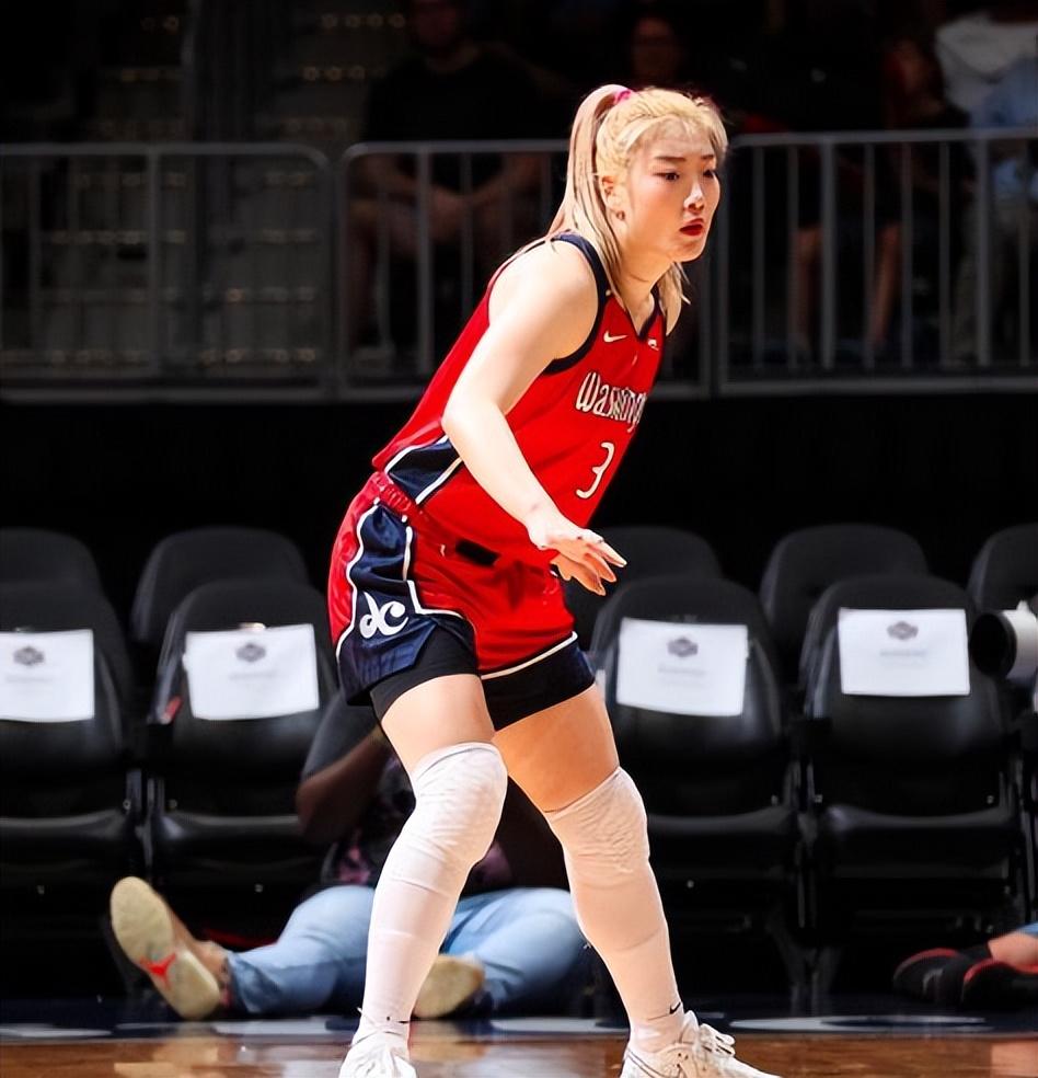 李梦公开跟张隆关系:粉色热裤打扮时尚亮相,两人亲密合照曝光