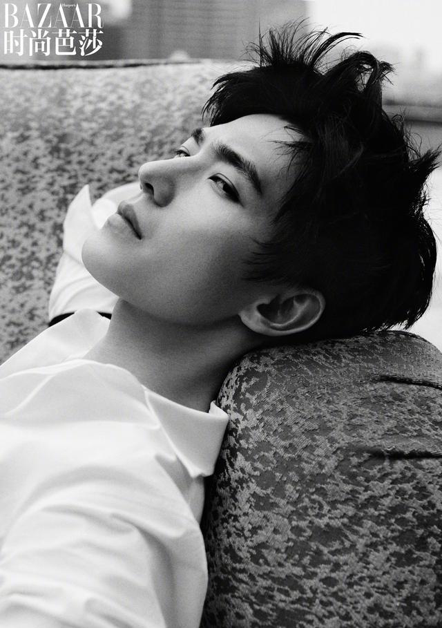 杨洋第五次登封芭莎！背心秀肌肉、真空穿大衣，演绎帅气大男主