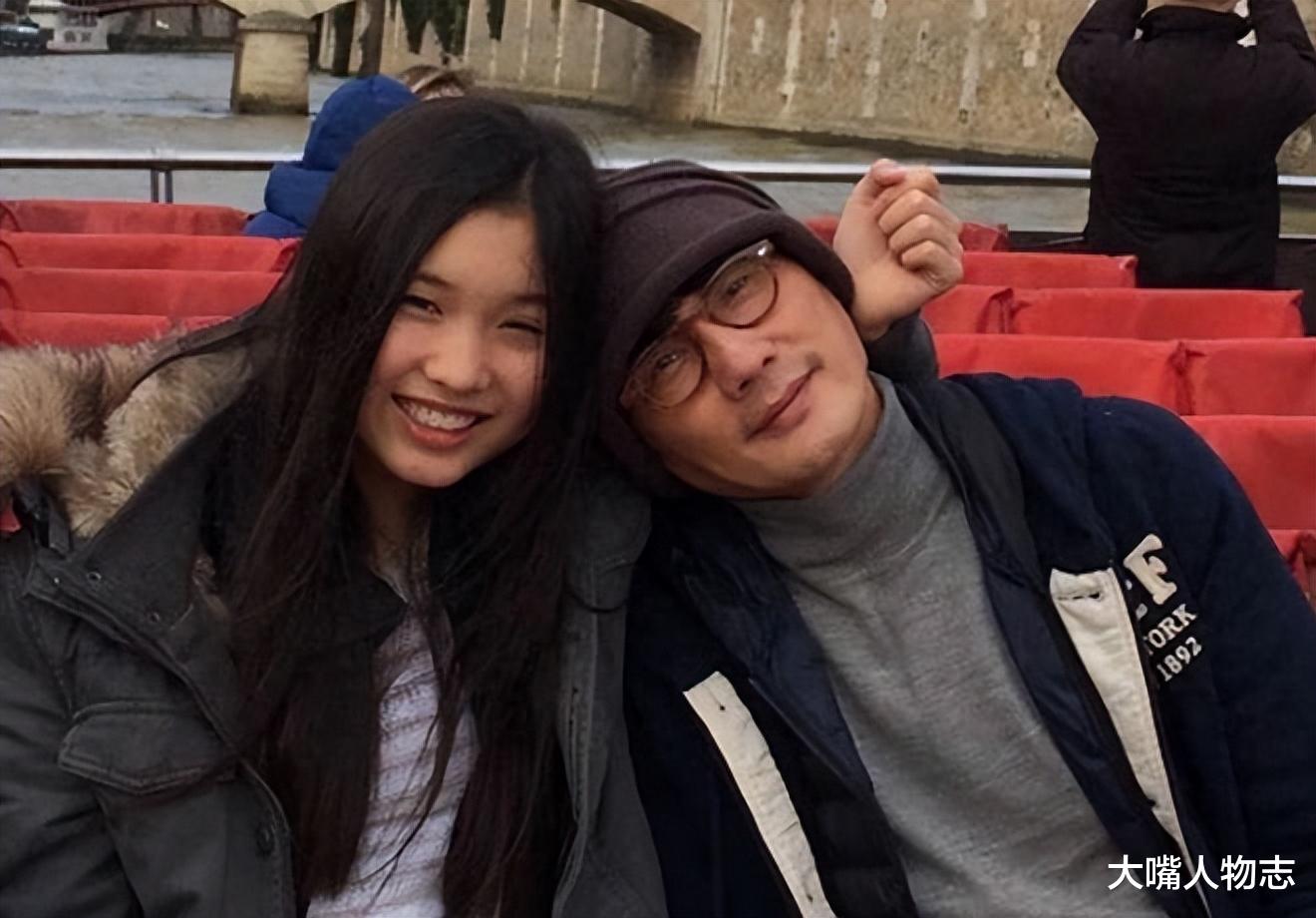 满头白发悲观厌世,包小柏沉溺失女之痛:骨灰制项链,AI求复活