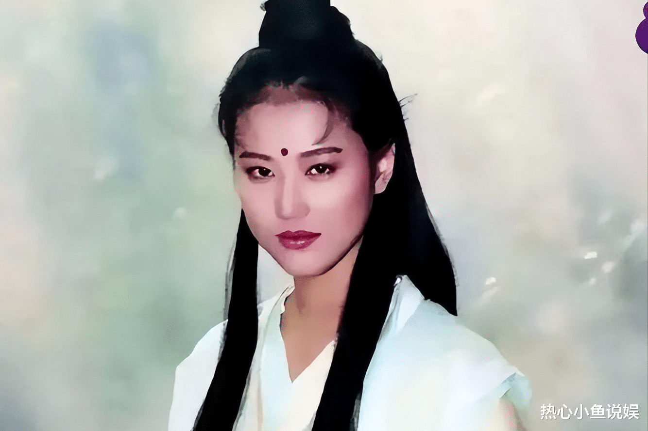 周海媚灵堂曝光，遗体被花海包围，大厅屏幕上播放她生前经典角色