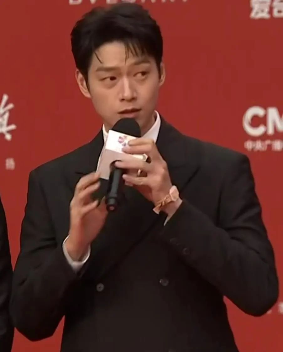 胡先煦|内娱普男聚会？北京这场红毯，欧豪发福，陈飞宇嘴凸，胡先煦变丑