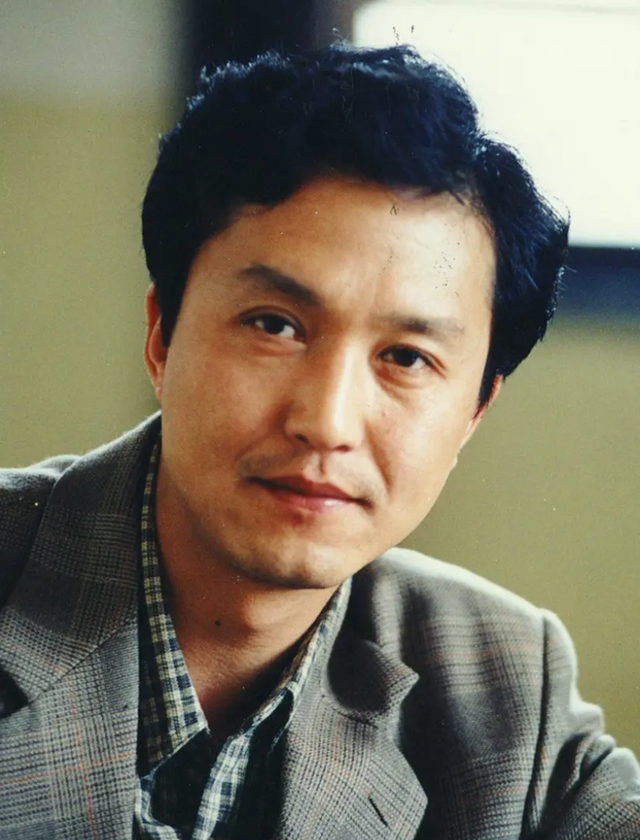 杨迪|吴刚与妻子岳秀清:恩爱30余年,公认的模范夫妻,一家三口很幸福