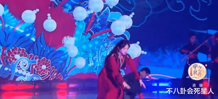 湖南中秋夜:何炅有排面,黄绮珊真唱失误,张含韵慌乱捡枪