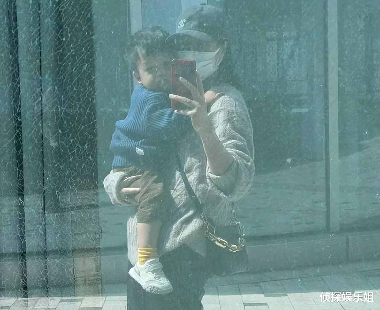 朱丹|朱丹周一围带娃出游，夫妻打扮粗糙毫无明星范，一人扛一娃超有爱