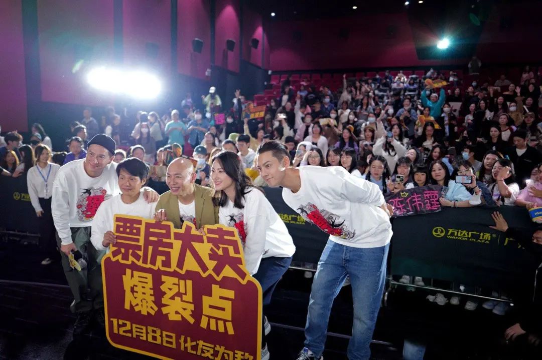 梁洛施：携手张家辉、陈伟霆现身内地路演，怼脸照曝光超显气质