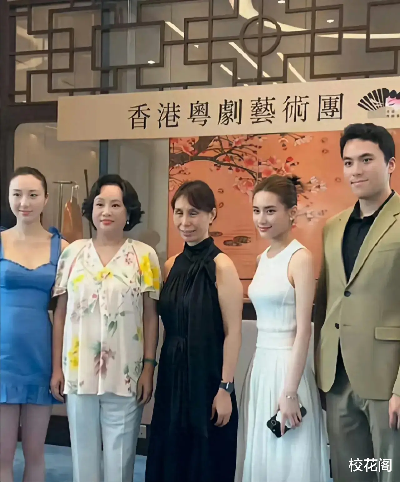 何超云被赞嫁对人了,去欧洲旅行眼神温柔,穿平价情侣装大方秀恩爱