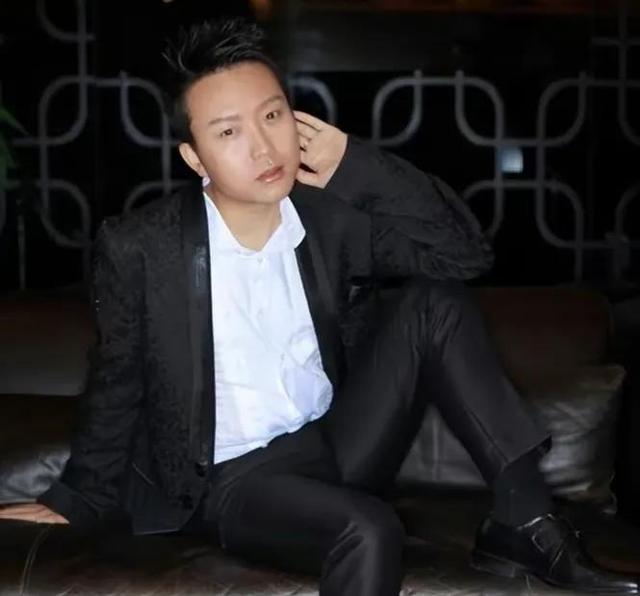 李玉刚|李玉刚,被时代“抛弃”的时候,连声招呼都不打!