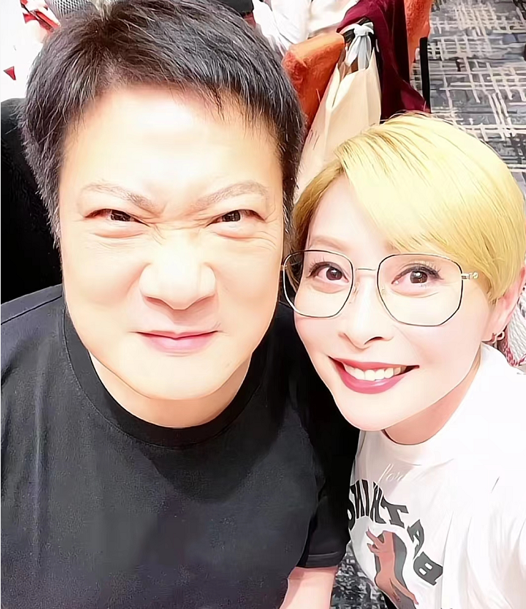 无名|?钱小豪60大寿祖孙三代同堂！俩儿子像爸，弟媳汤盈盈帮抹汗太贴心！