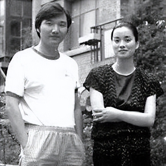 毛阿敏|毛阿敏参加爱女成人礼，学霸女儿打仨唇钉化浓妆，高颜值似妈