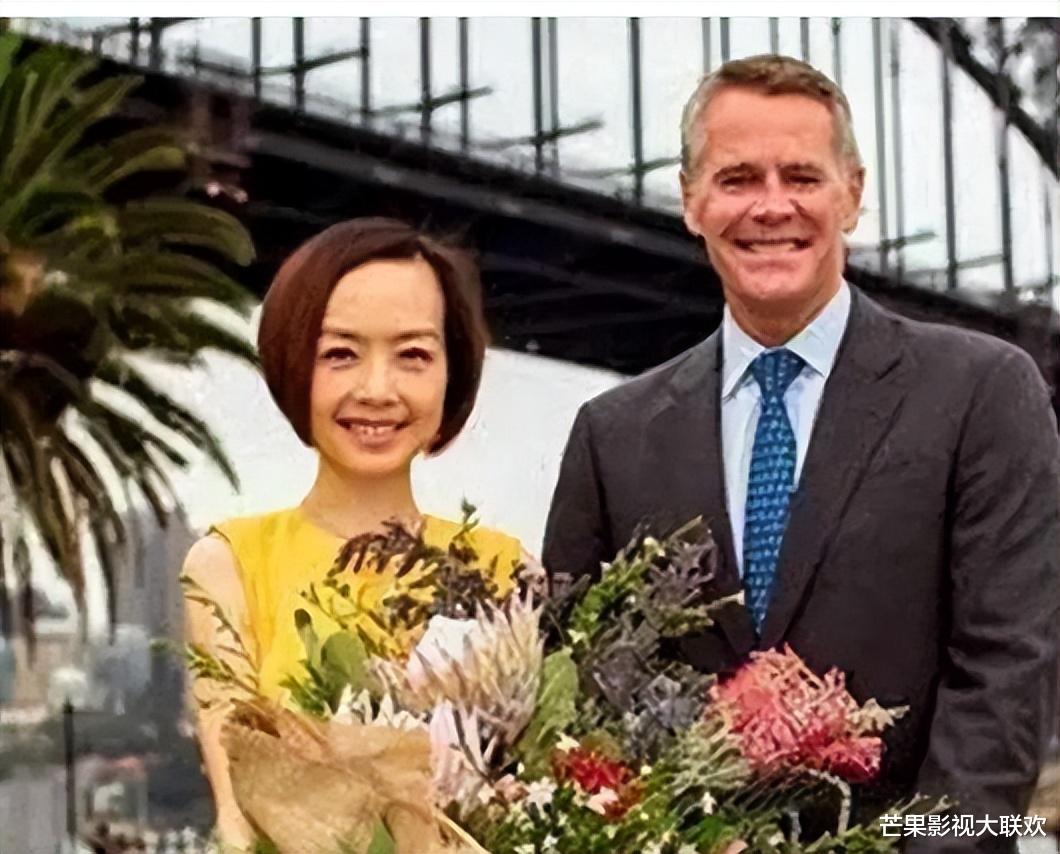 鲁豫相差19岁“母子恋”曝光，疑似已同居，同一单元共用一个车位