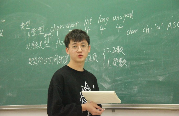 教师|00后整顿职场“翻车”，年轻教师提醒老教师别摸鱼，不料碰上硬茬